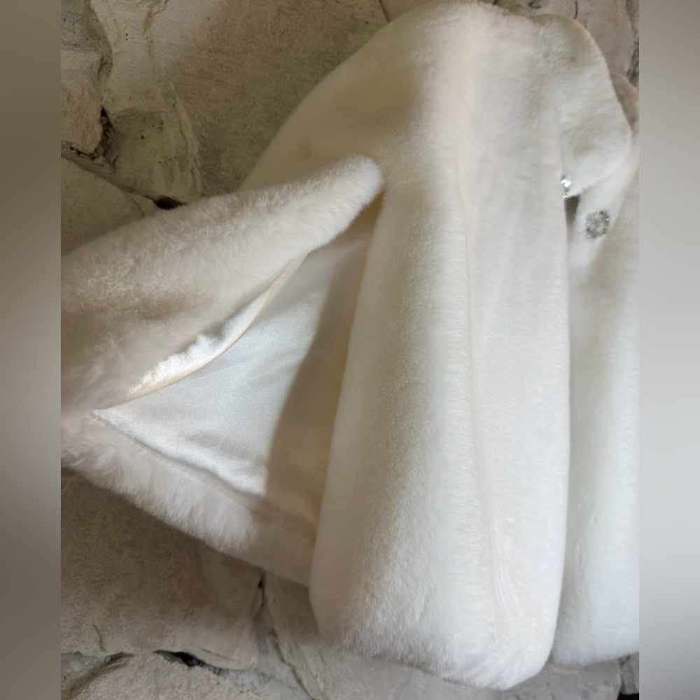 Women’s Elegant White Faux Fur Bridal Cape w/Brooch Accents, One Size Fits Most - Picture 6 of 10